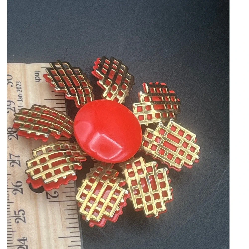 Vtg mid-century‎ vintage Goldtone woven Lucite Flower Brooch  50s/60s